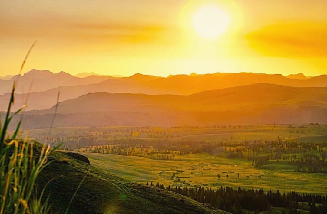 visitmontana's tweet photo. Boundless mountains basking in the sun. #MontanaMoment | 📷: IG user ethanmoore_3 https://t.co/qE3JlG8cAA