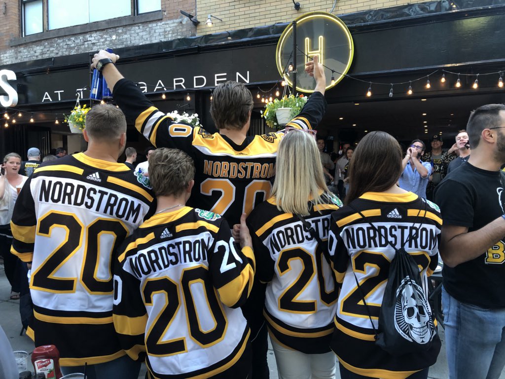 HockeynewsSe's tweet photo. Jocke Nordströms två bröder med sina flickvänner och en extra vän med på köpet - uppladdningen pågår utanför TD Garden just nu. 
#NHLBruins #STLBlues #StanleyCup #AIKHockey https://t.co/loJBXzvE1U