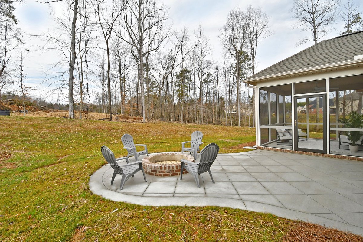 Happy Thursday, y'all! It's almost time kick up your feet and relax (and isn't this the perfect backyard to hang out in? 😉). 5427 Mercia Court (pictured here) is available EVERY Friday through Sunday from 1 to 5 pm! Come on out and take a look!🗝️🏡 #isenhourhomes #sagecreek