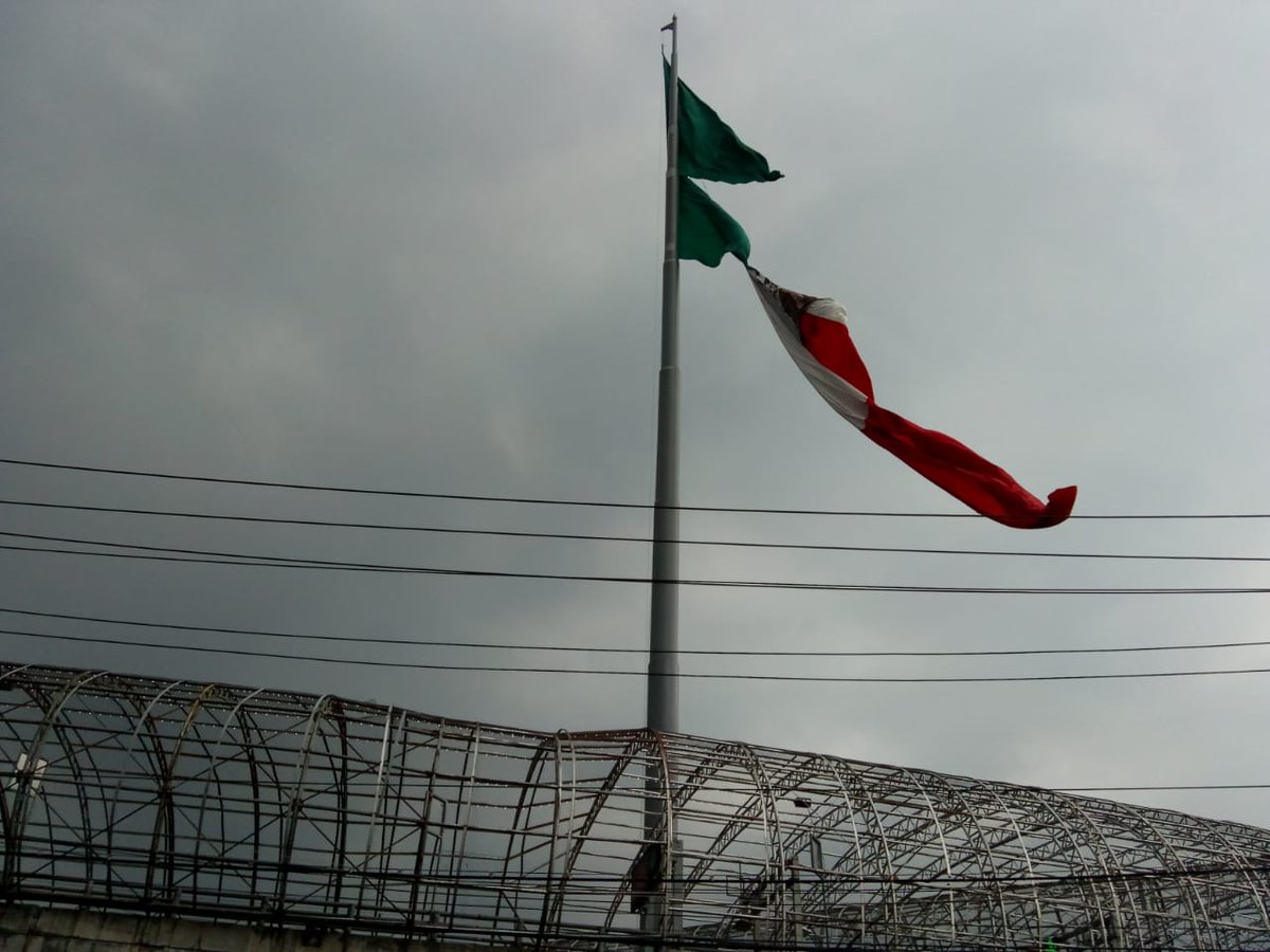 RuidoEnLaRed's tweet photo. La bandera de México en San Jerónimo, CDMX, se rasgó y cayó a causa de los intensos vientos que se registran en la capital del país.
📷: @AztecaNoticias
https://t.co/jyrV3Pj4qU