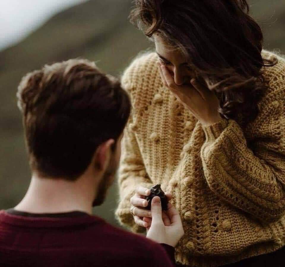 علموا أولادكم أن الحب حلال وأن الحب أخلاق. وأن الأنثى أمانة وليست للإهانة الأنثى كرامة.. علموهم ان الأنثى وطن والوطن لا يخان ✋🏻.. !