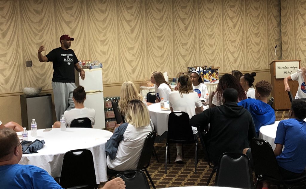 KYAllStarGame's tweet photo. 1992 Kentucky All-Star and NBA veteran Derek Anderson (@DerekLAnderson) with a great talk to the 2019 Kentucky All-Stars after dinner tonight!

Amazing story! https://t.co/P20k0tzu1J