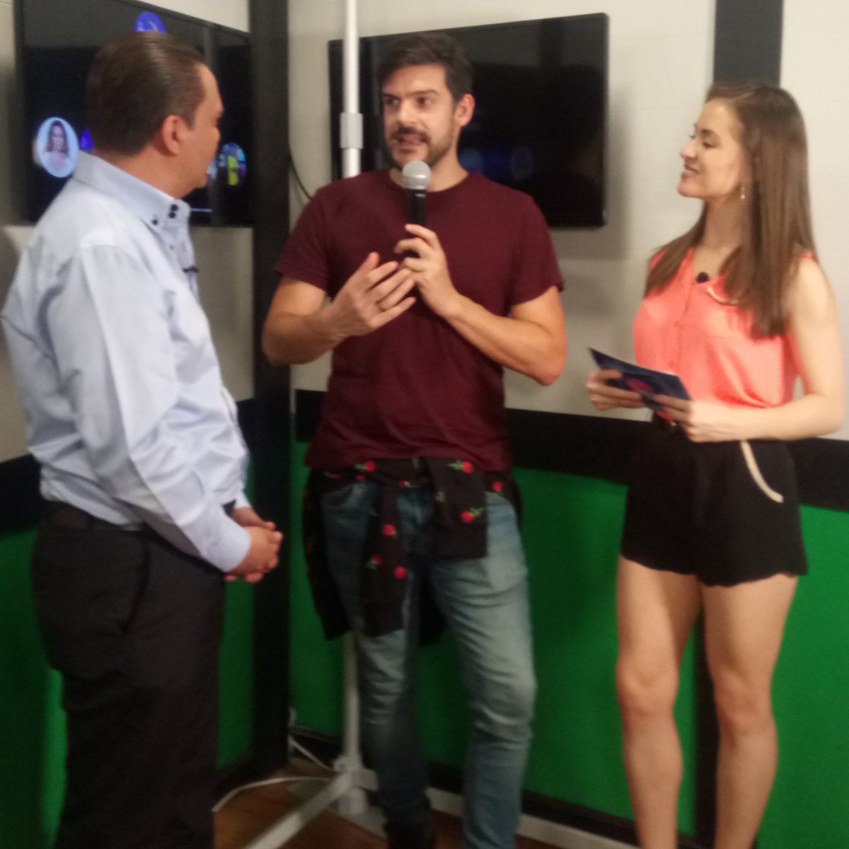 lasnochesconsen's tweet photo. @aGiardello en el programa @nochesconsentid con @alexcatalanc y @EdnaAlcocer por @Astl_tv

Nos platica de la obra @rodando_mex, se presenta en @UnTeatro y cierra temporada el próximo martes.

Entrevista: https://t.co/cqoUDl7Tej

#lasnochesconsentidotv

CC @sergiordmx @atomicbold https://t.co/rmPo7xruvP