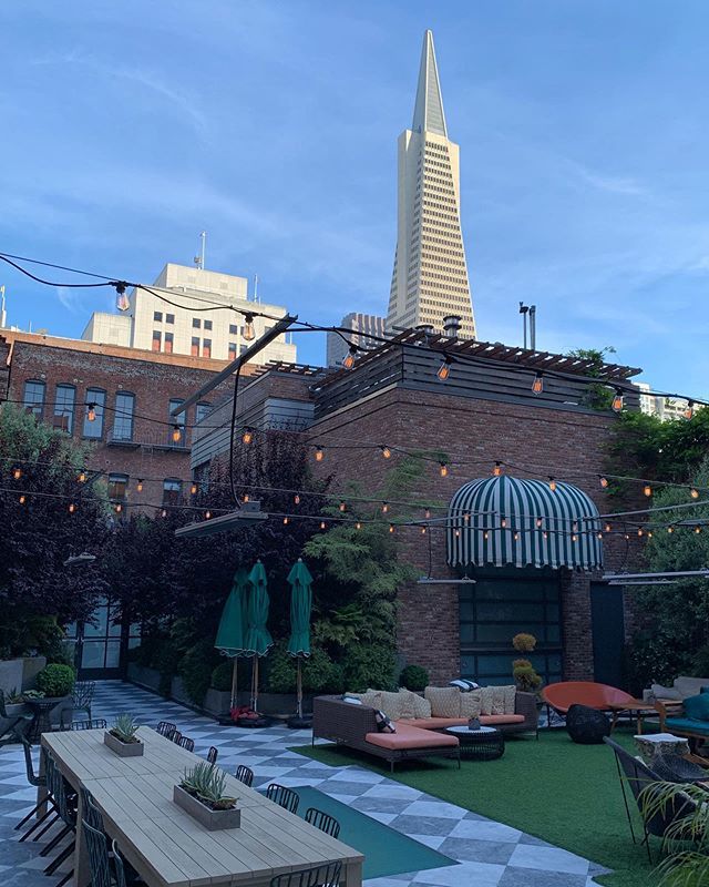 MichaelRealty's tweet image. This hotel/club is incredible. I was lucky to be able to explore this place and it does not suck. A San Francisco treat with a sick art collection. #sanfrancisco #ricearoni #thebattery bit.ly/2wFlwB5