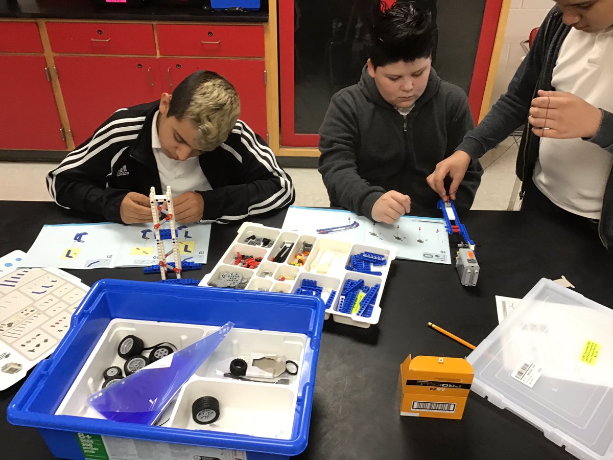 MightyGarces's tweet photo. Day #4 @ #LJMemorialMS with @LJCampRED trying out our #legocrane. Our ESL students practicing and recording their speaking using #seesaw @LaJoyaISDEdTech @CGarza0930 https://t.co/9XxGLzHac6