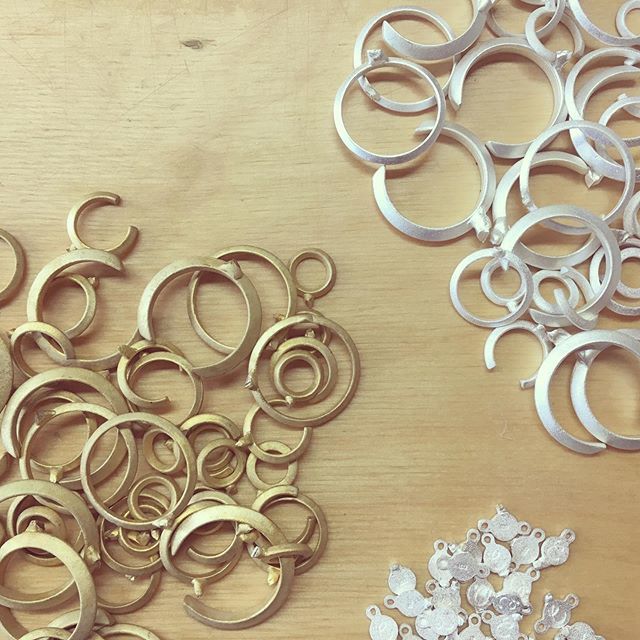 camillette80's tweet photo. C'est le temps de remettre à la production en vue des marchés estivaux! Je serai de la VENTE COLLECTIVE à @atelierbmtl qui a lieu en fin de semaine! 12 designers de vêtements et accessoires pour femme et enfants avec des rabais et des nouveautés.⠀⠀
Mile End - 5758 Saint-Laur… https://t.co/nH0EMc5WTV