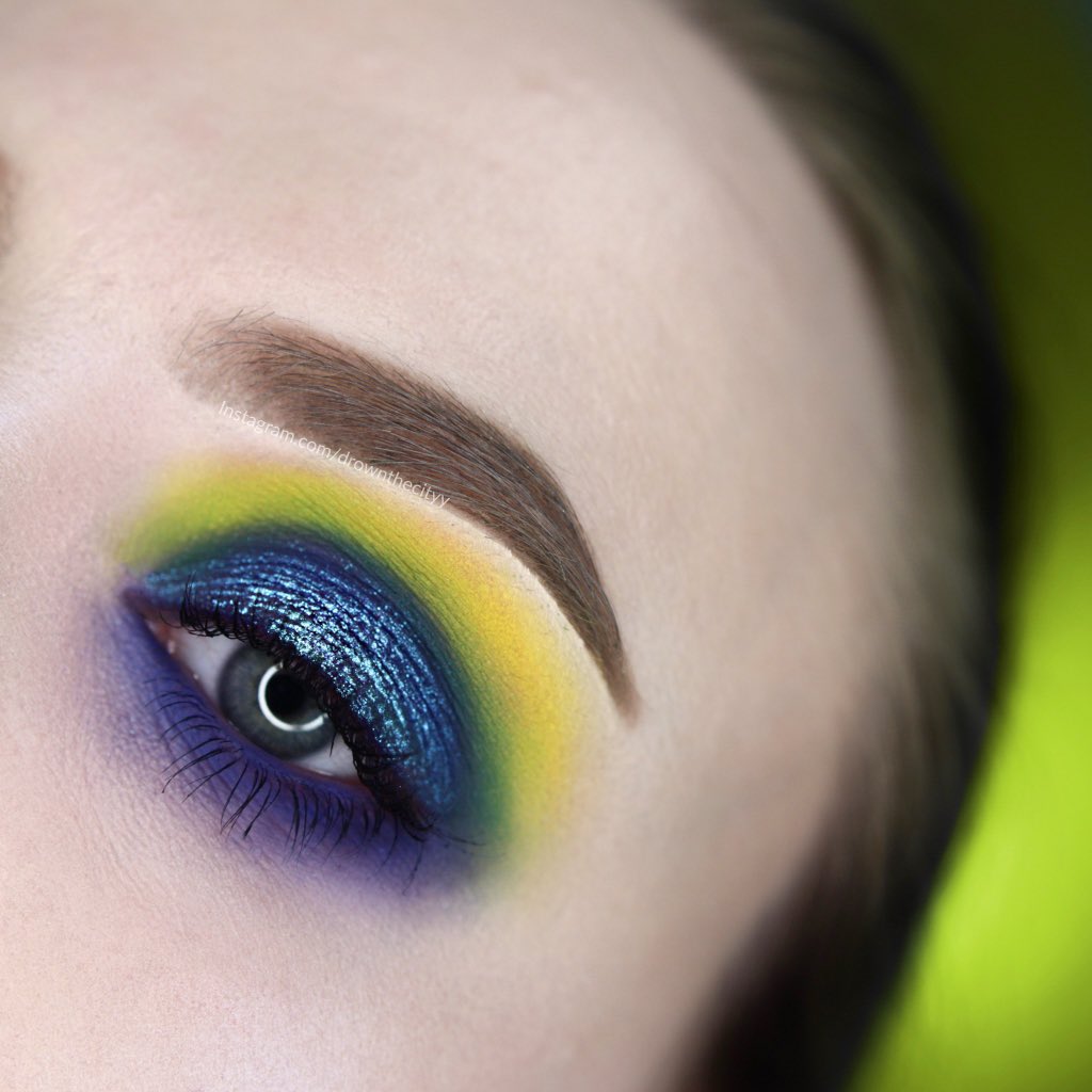 drxwnthecityy's tweet photo. #BeetleInspired! Used @ABHcosmetics #AlyssaEdwardsPalette @makeupamurder yellow poison pigment, and @thecrayoncase “Box of Crayons” palette. Lid topper is @milanicosmetics “hypnotic lights”. https://t.co/9w71ZccYhW