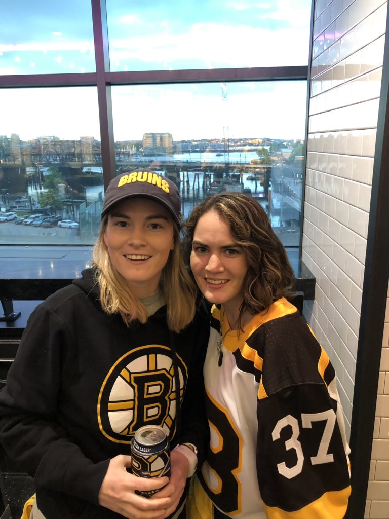 AnnaDrew93's tweet photo. What a beauty night to be at the #HubBar aka the greatest bar in Boston Looks over 93 🤣 #NHLBruins @NHLBruins https://t.co/WBf6HKudfs