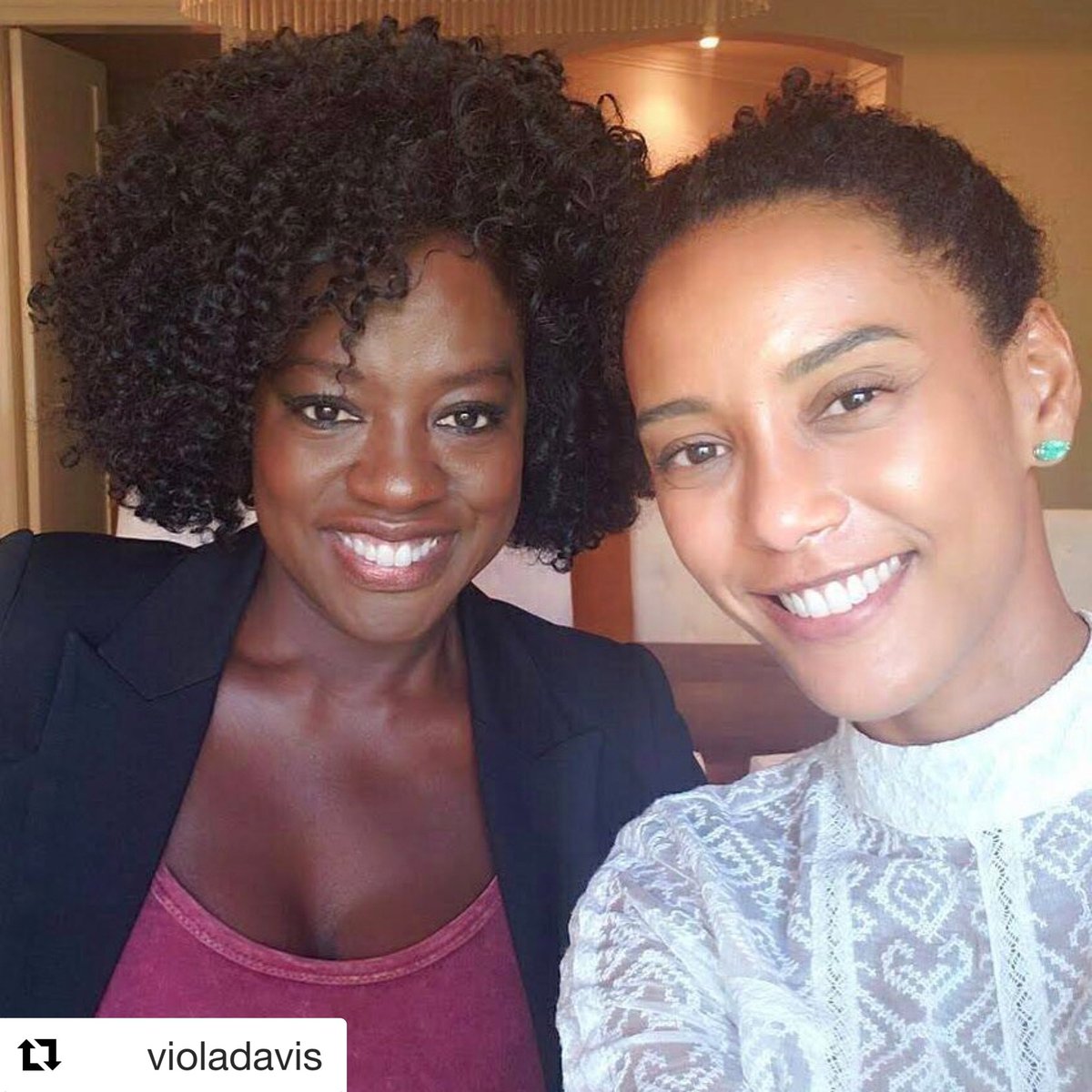 HugoGloss's tweet photo. SOCORROOO! Segura esse crossover de Annalise Keating e Michele Brau! Taís Araújo visitou Viola Davis em sua casa hoje, em Los Angeles, e o encontro rendeu esse clique maravilhoso. "Minha irmã brasileira @taisdeverdade veio me visit... https://t.co/epX6biDOWK (Foto: @violadavis) https://t.co/5tsrrNcU1t