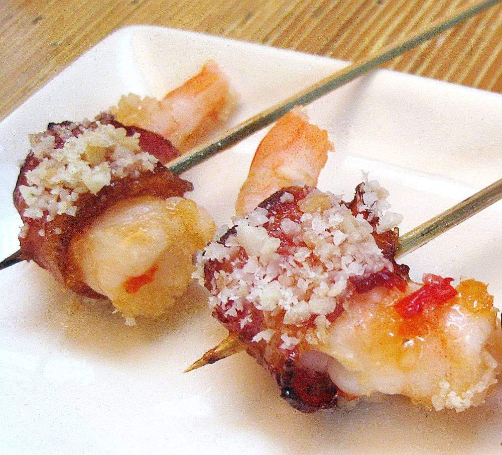 Wondering what to do with our raw, marinated Spencer Gulf King Prawns? How good does this look! BACON!!! 😋😋😋