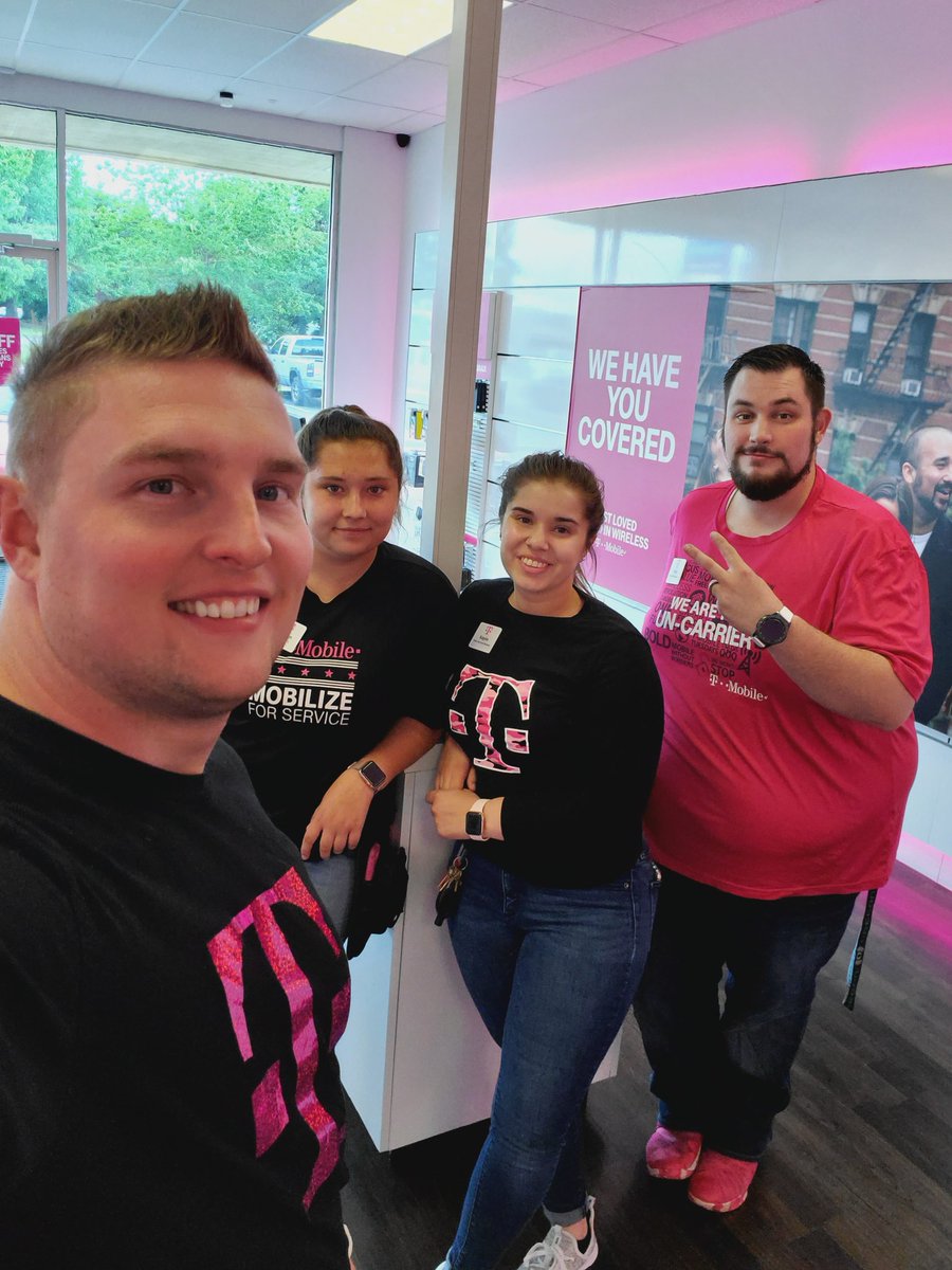 Albany crew ready for the next customer! With a surprise visit from <a href="/therealTJuber/">Tyler Juber</a> <a href="/bruin_bryan/">Bryan Bruin</a> <a href="/nazarma/">Nazar A.</a>