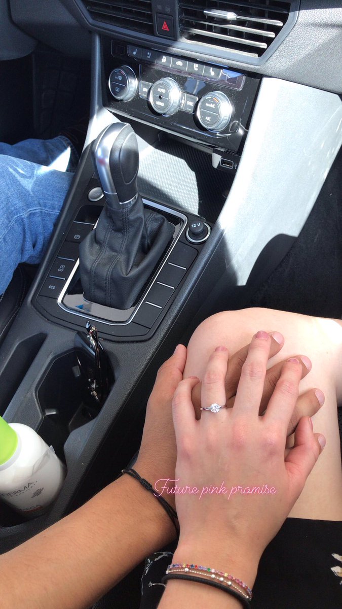 shachuasg's tweet photo. Mi novio me dio este anillo de promesa 🥺🥺 refleja lo mejor de nuestra historia de amor y de ese futuro con el que soñamos.💕😭😭 https://t.co/pfMGRP8sgu