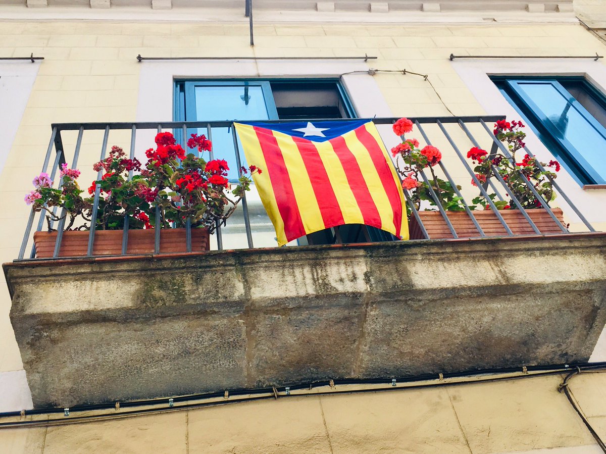 AnaCoelhoBXL's tweet photo. A Barcelone,la liberté s’affiche aux balcons.
#StreetsOfBarcelona https://t.co/IU669Kr5p6