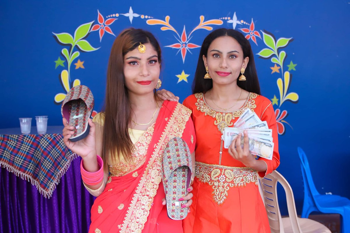 भिनाजु पाइयो साली बनियो 
जुत्ता र पैसा समातियो..😂😂
अब त चानिजो मेरै पाली हो..😊😊