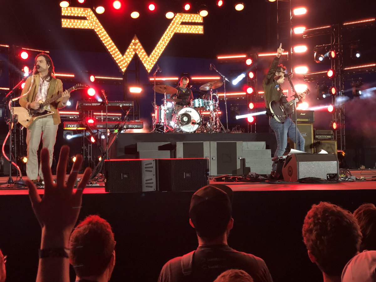 schlingding's tweet photo. Dub dub Weezer #WWDC19 https://t.co/BeLTH7T1oY