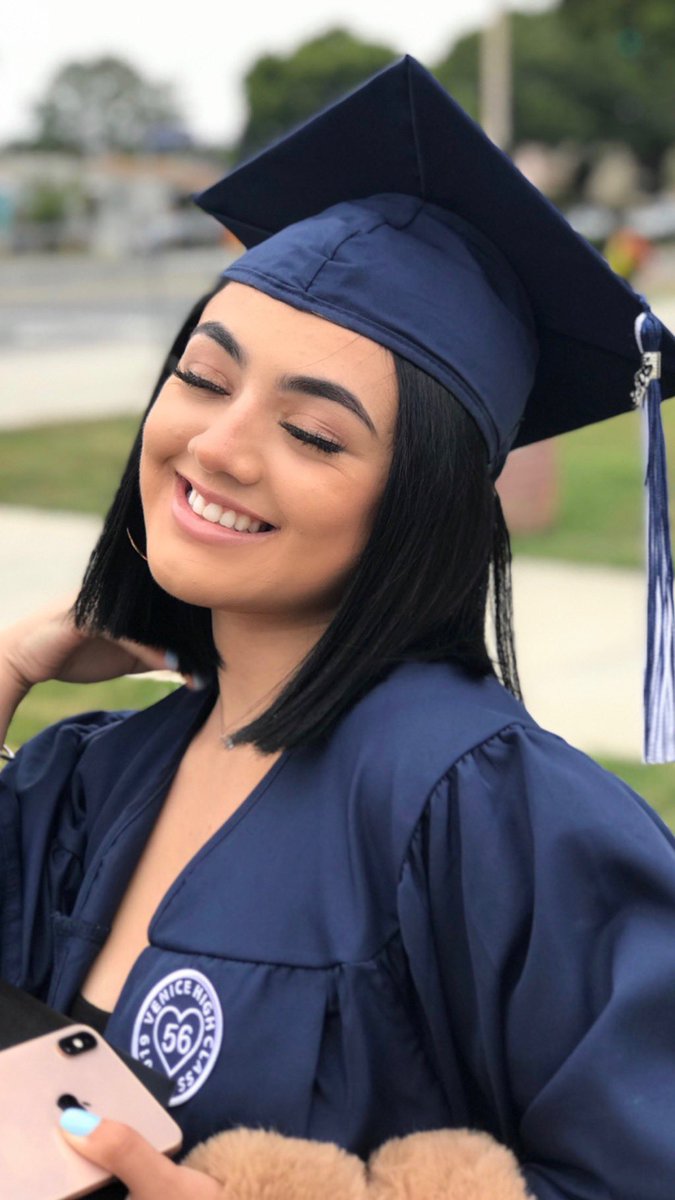 barba_zoe's tweet photo. Soooo blessed #2K19grad https://t.co/pDtlB0fkYN