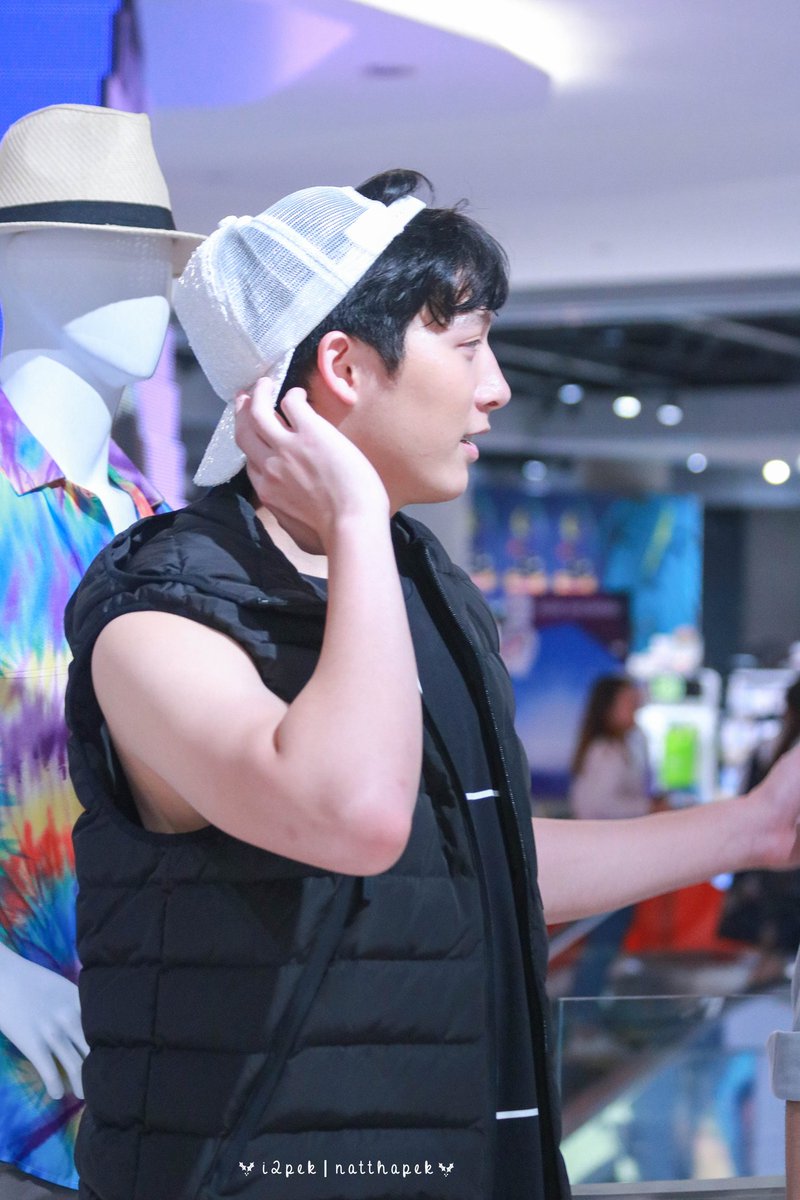 kepahttan's tweet photo. วันนั้นมีโมเม้นคู่ด้วยยยย มันคือความบังเอิญ พาคนพี่มาถ่ายรูป คนน้องก็เดินผ่านมา แล้วแซวพี่ว่า 'รีบกลับหรอ'
ใช่ค่ะ จีโน่ผู้รีบทุกงาน

#จีโน่โฟร์
#ChulaCuteboy https://t.co/0qIyrK3qLh