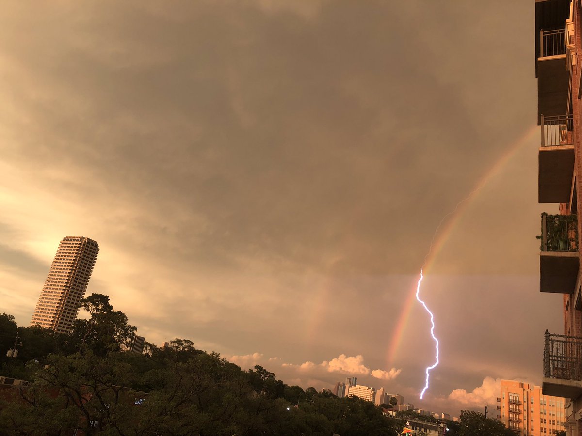 What’s it called when lightning comes out of the rainbow? Kirby @ westheimer  .... electrified rainbow??
#houstonweather #@KPRC2WEATHER