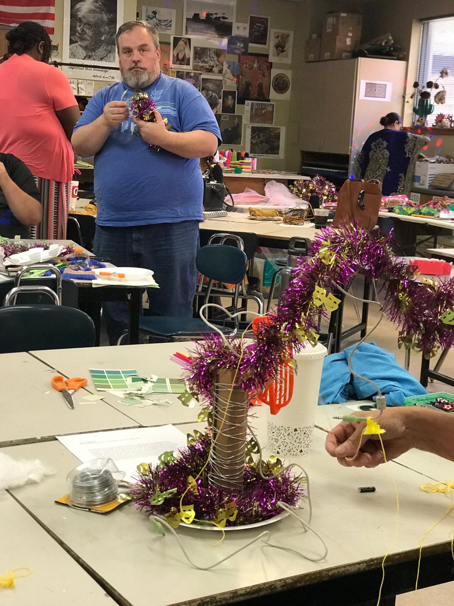 ArlingtonISDVPA's tweet photo. Elementary Art focuses on creativity #relevantpd #fineartsfamily https://t.co/HFXIel3fS4