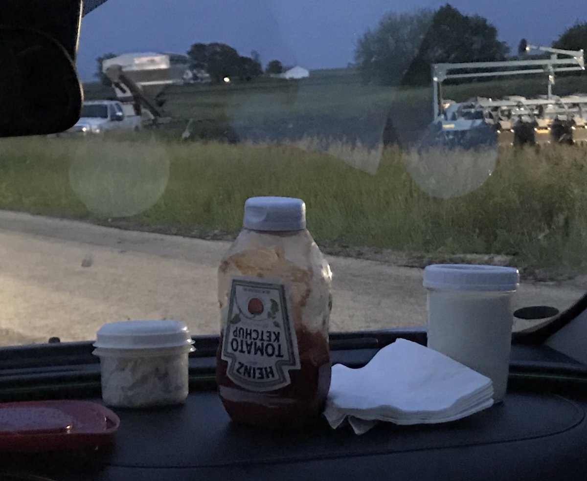 FarmGirlProject's tweet photo. When the car becomes the dinner wagon.  #stillplanting #sisterlylove #meatloaf #FarmLife https://t.co/hy3uFSxIWw