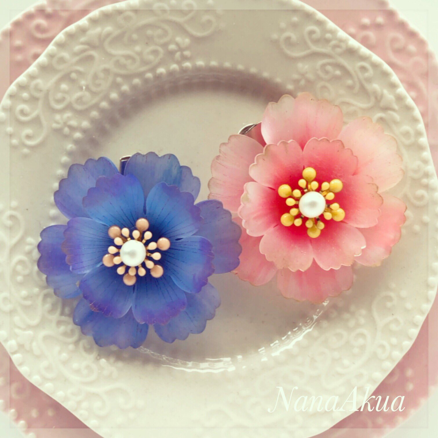 ナナアクヤ Nanaakua 台湾での プラバン交流会 熱縮片交流會 のときのための 立体花プラバンのコサージュクリップのサンプル作品です 台湾花布のイメージで作ってみました 台湾の皆さんと どんな色の花々を作れるのかとても楽しみです 立体
