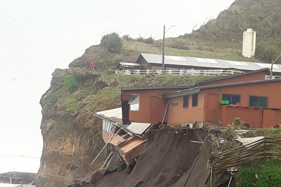 A pesar de ser desmentido, meteoseba acierta  una vez más en su pronóstico.  Marejadas destruyeron un local comercial : elinformadorchile.com/2019/06/a-pesa… <a href="/hugoinfante/">Hugo Infante</a>