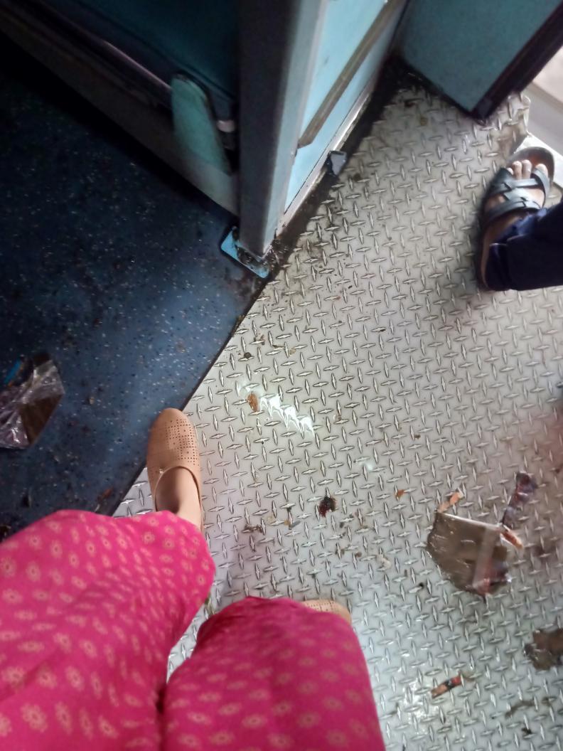 Poojasingh59617's tweet photo. I have tweeted about the same at 1:30am about the situation in 12251 wainganga superfast express. IRCTC even replied that matter has been forwarded but still no action. The current situation is water is flowing from the washroom.

@IRCTCofficial @RailwaySeva https://t.co/OS5zwrad6M