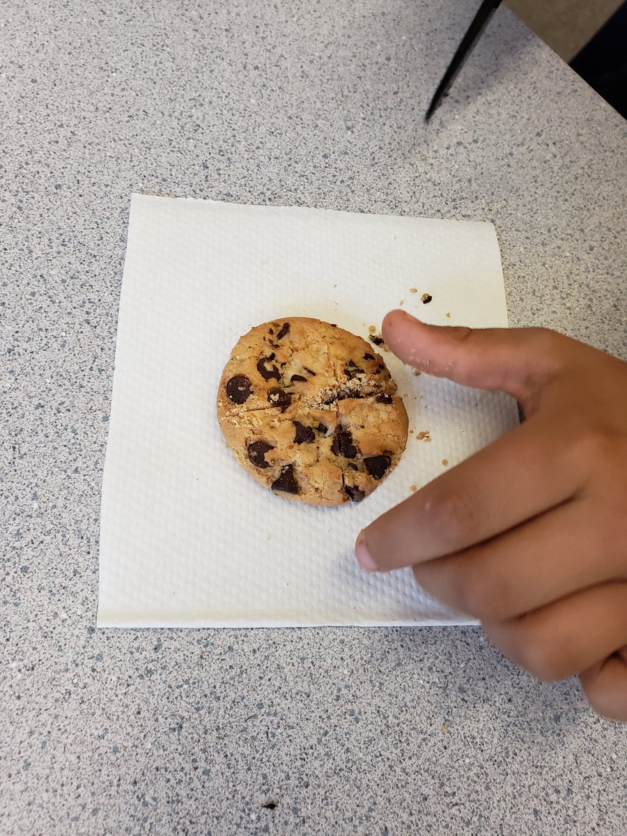 MissRBadesha's tweet photo. Fun and yummy way we learned about fractions and equal pieces this morning! #UBCBEd2019 #CookieMath #Yum https://t.co/lL6uJzPwyI