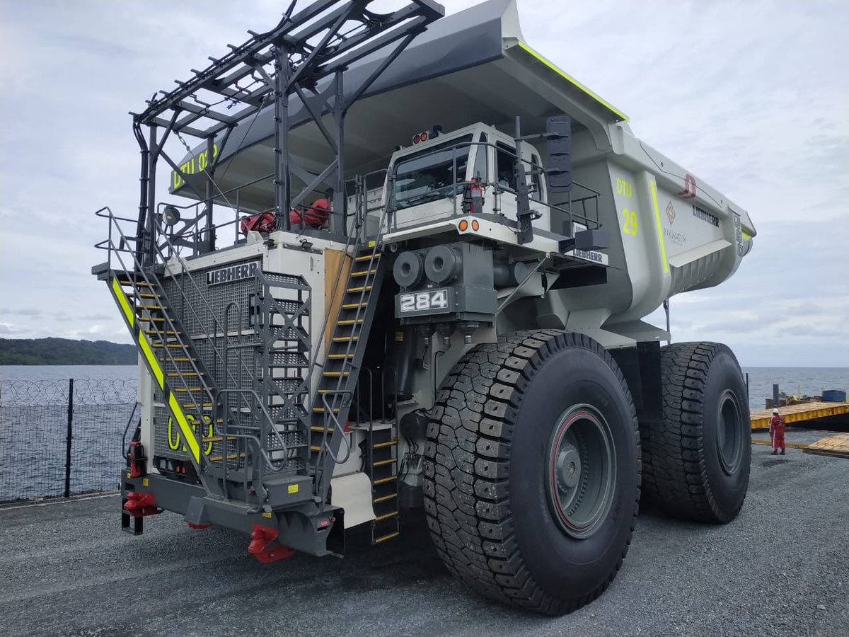 Cobre_Panama's tweet photo. ¡¡¡Llegó nuestro último gigante!!! 🤩Finalmente llegaron nuestros camiones mineros #29 y #30 👏🏼😃. Después de ser ensamblados en la ciudad de #Colón llegaron al Puerto Internacional de Punta Rincón los últimos camiones #T284 a #CobrePanamá https://t.co/B6Bovy7I3x