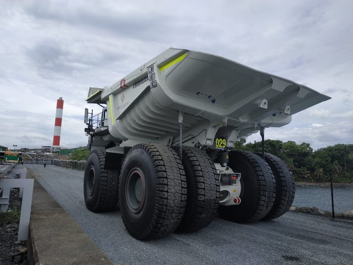 Cobre_Panama's tweet photo. ¡¡¡Llegó nuestro último gigante!!! 🤩Finalmente llegaron nuestros camiones mineros #29 y #30 👏🏼😃. Después de ser ensamblados en la ciudad de #Colón llegaron al Puerto Internacional de Punta Rincón los últimos camiones #T284 a #CobrePanamá https://t.co/B6Bovy7I3x