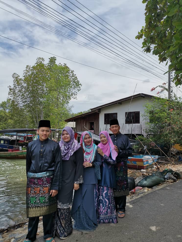 cik_iffahEpa's tweet photo. Salam Aidilfitri Dari kami Satun,Thailand 💞❣
#teamrayathailand
#teamrayagrey
#teamrayamaroon
#raya2019 https://t.co/ZxXa30aTC2