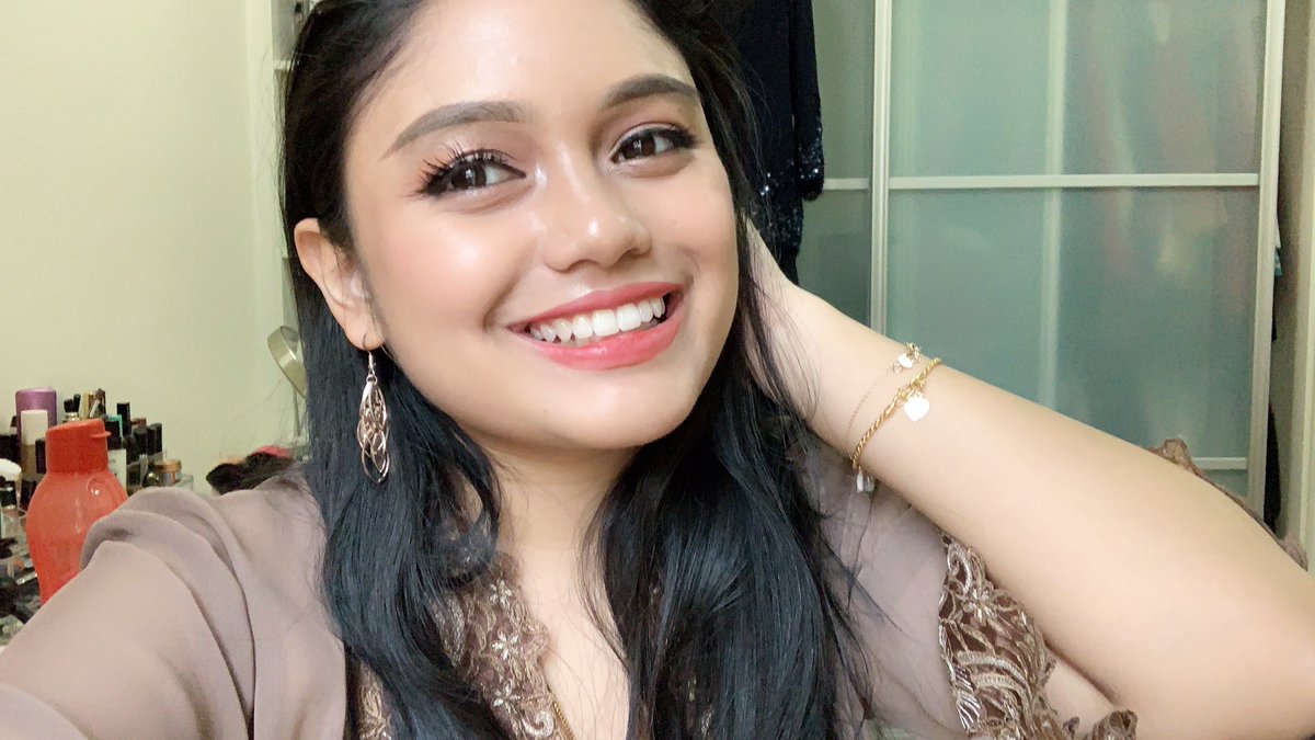 Sparkle813679's tweet photo. Second day #rayaface . Simple glowy look cz I had 30min to get ready π @RiceDollsMY @twt_makeupmy https://t.co/fpVV8ZpTrZ