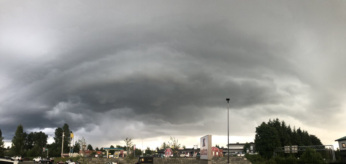 BenJurkovichWX's tweet photo. Absolutely gorgeous cell over Lake Stevens right now. #iphonepano. #wawx @NWSSeattle @ScottSKOMO @MorganKIRO7 https://t.co/dttoCetYEo