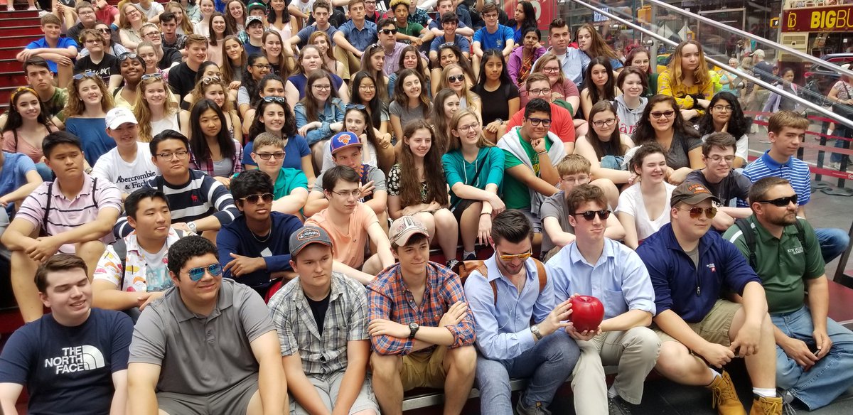 nmhsbpo's tweet photo. @NewMilfordBands #TimesSquare #phantomoftheopera https://t.co/a9Elorbpa5