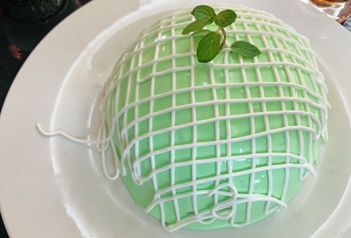 sasurai_gourmet's tweet photo. 銀座にあるブリッヂには巨大なメロンパンケーキがある！

パンケーキの中には本物のメロン果肉がごろっと入ったわがままスイーツ！甘めのソースが表面を彩り甘党に幸福のひと時を運んでくれる。

昔ながらの落ち着く店内で食すスイーツは格別でした。 https://t.co/AGvtbszFNx