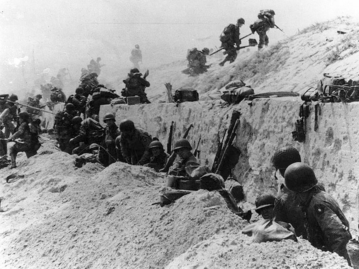 Jun 06, 1944 - 08:00 [#DDay] On Omaha Beach, American troops begin ascending the bluffs. #wwii