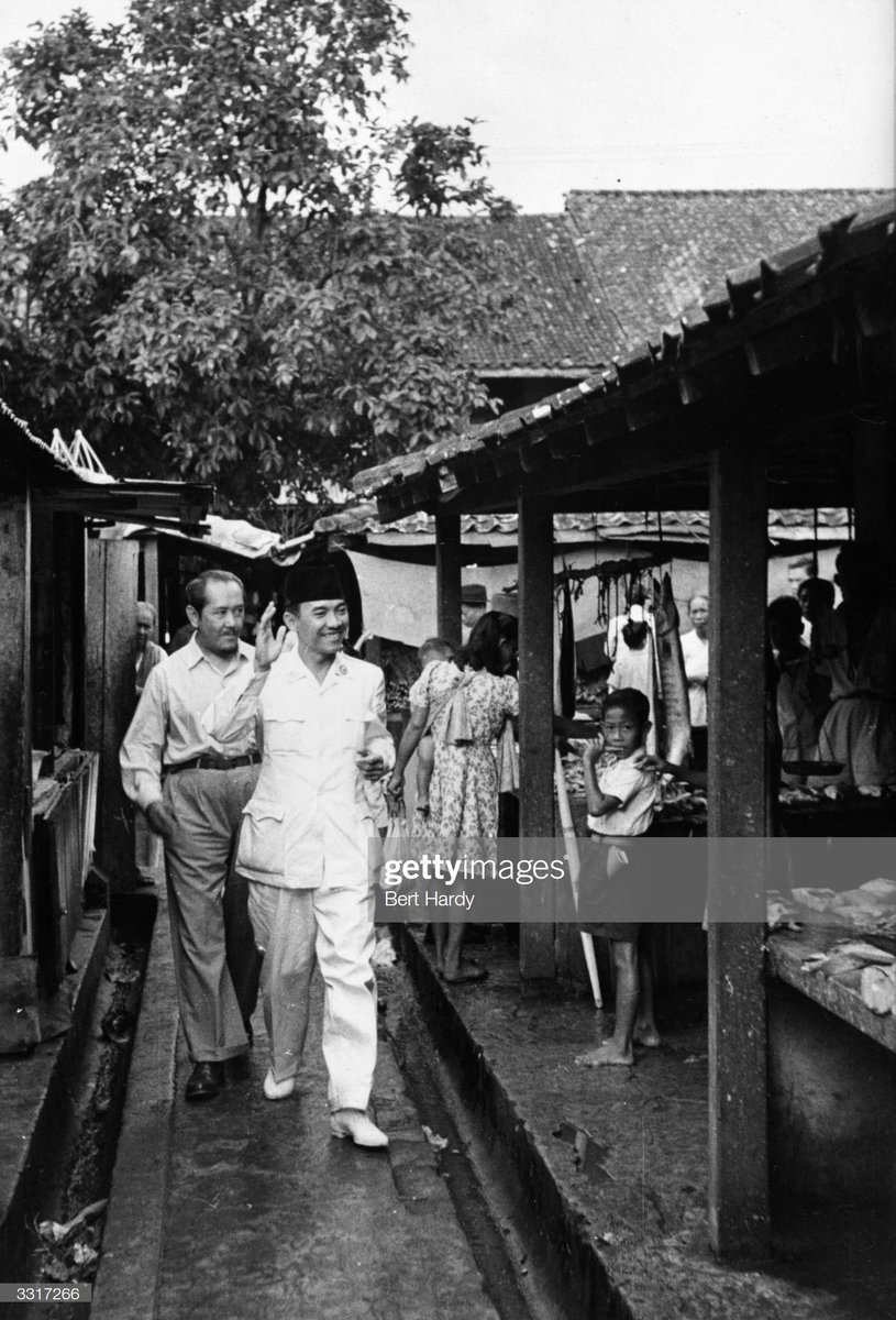 President Soekarno wave his people during informal tour to the traditional market at April 16th, 1949.