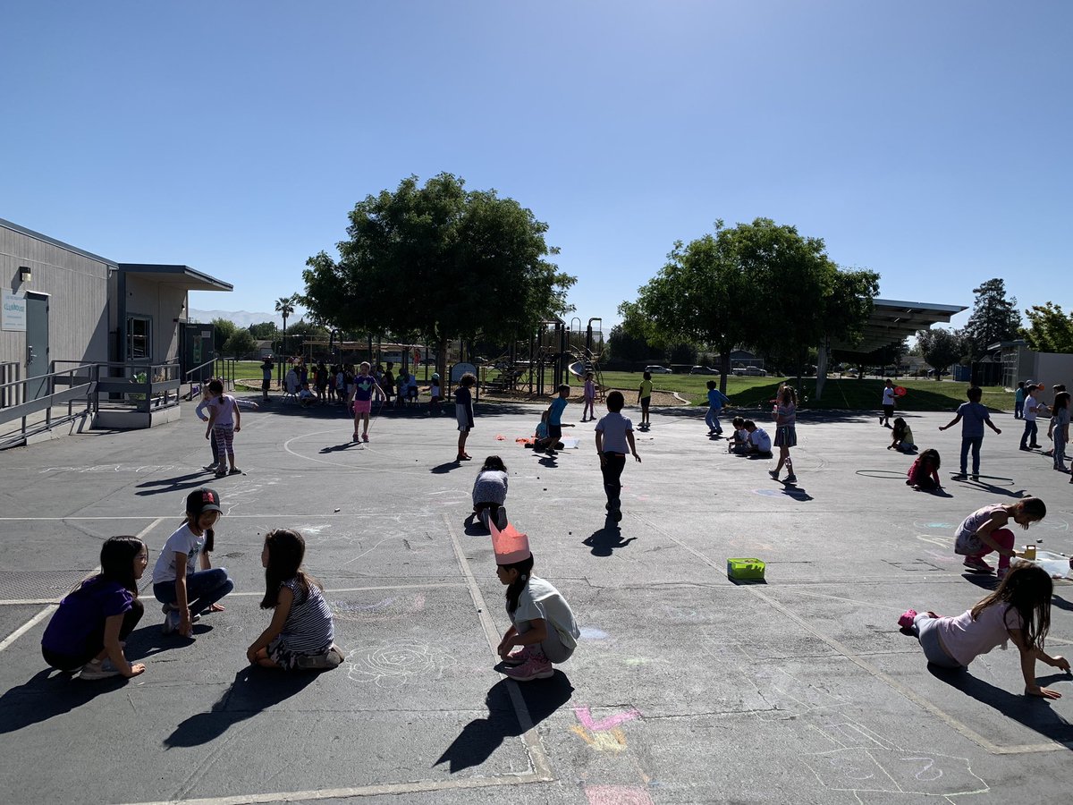MrsKaneko's tweet photo. 1st Grade Outside Play Day!!! Ss had fun with face painting, chalk, bubbles, balls, a kite, and jump ropes! The pizza lunch was a hit too! 1 more day! #USDLearns #OsterPride #usdbell https://t.co/6MEDsnwOTt