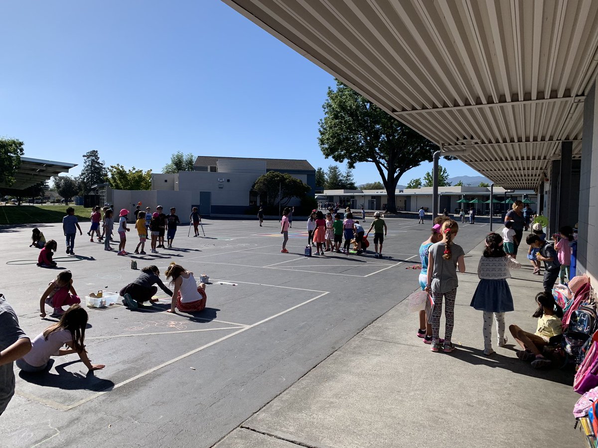MrsKaneko's tweet photo. 1st Grade Outside Play Day!!! Ss had fun with face painting, chalk, bubbles, balls, a kite, and jump ropes! The pizza lunch was a hit too! 1 more day! #USDLearns #OsterPride #usdbell https://t.co/6MEDsnwOTt