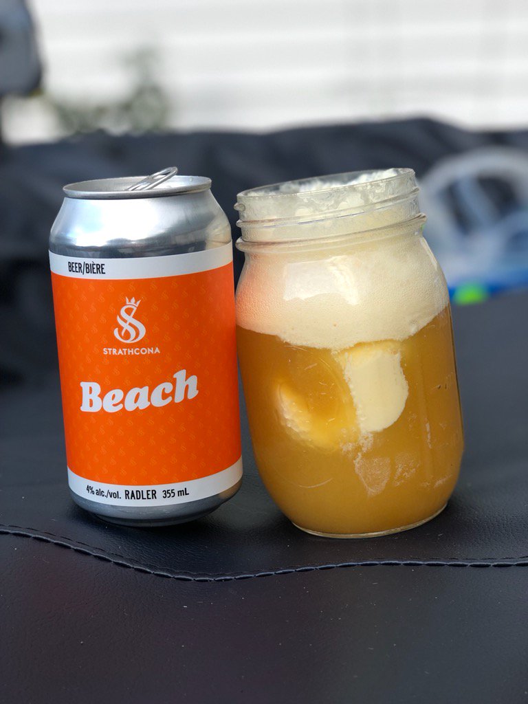 CraftBeerCa's tweet image. Now this is how to do an ice cream float! Lemon/Mandarin #radler from @strathconabeer and vanilla #icecream!