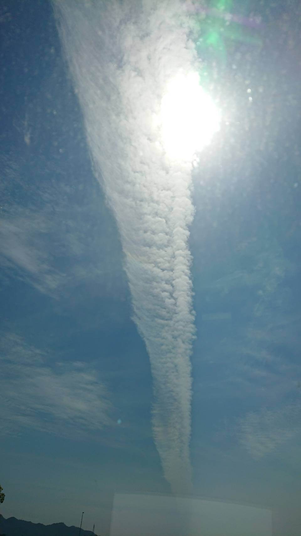 パワーストーン 天然石 じょりすとーん いつもとは関係ありませんが 知人から 珍しい龍みたいな雲を撮影したよと先程送られてきました 確かに龍の柄 にも見える 因みに山口にての撮影ですよ 龍雲 竜雲 地震雲ではないですよね