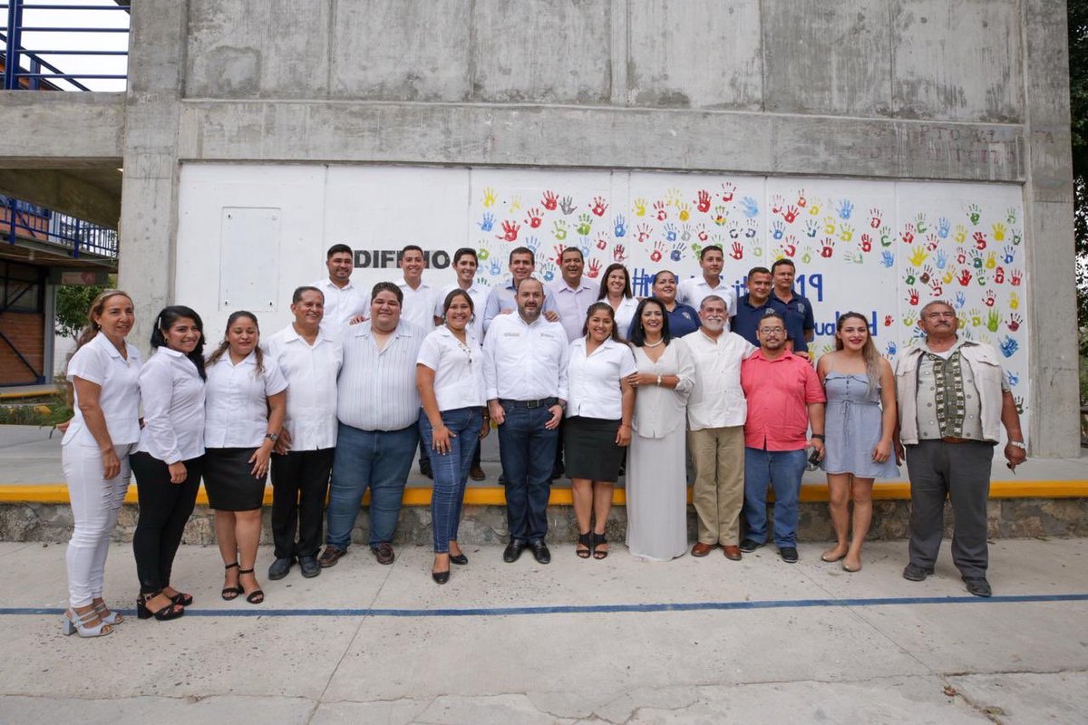 rvillanueval's tweet photo. Hoy, unas semanas después, regresamos a El Tuito a hacer la entrega del transformador, que representa muchos cambios para esta prepa. Con esto reitero la importancia de recorrer las escuelas y mantenernos al tanto de lo que vive nuestra #ComunidadUdeG https://t.co/KBOLTneuFf