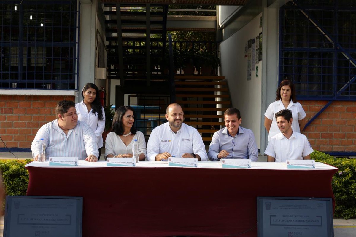 rvillanueval's tweet photo. Hoy, unas semanas después, regresamos a El Tuito a hacer la entrega del transformador, que representa muchos cambios para esta prepa. Con esto reitero la importancia de recorrer las escuelas y mantenernos al tanto de lo que vive nuestra #ComunidadUdeG https://t.co/KBOLTneuFf