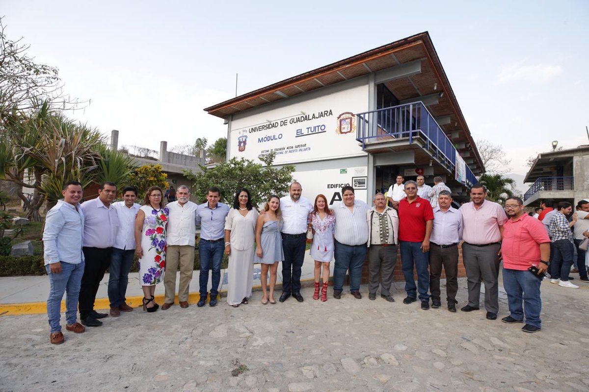 rvillanueval's tweet photo. Hoy, unas semanas después, regresamos a El Tuito a hacer la entrega del transformador, que representa muchos cambios para esta prepa. Con esto reitero la importancia de recorrer las escuelas y mantenernos al tanto de lo que vive nuestra #ComunidadUdeG https://t.co/KBOLTneuFf
