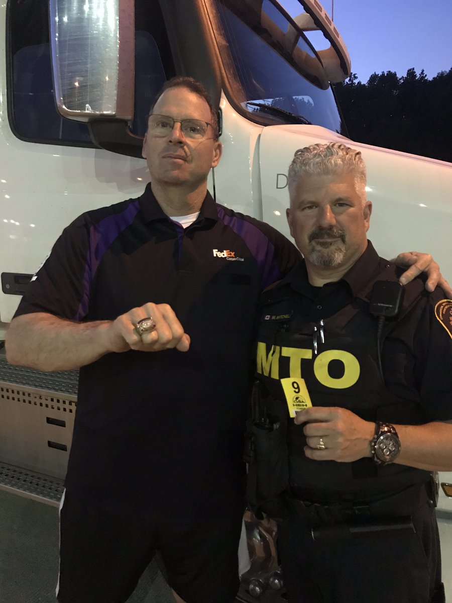 Mitch7050's tweet photo. #Roadcheck2019 with a Super Bowl champ @CVSA #windsorTIS #MTOEnforcement #MTOOfficers @JeffYurekMPP @fordnation @ONtransport https://t.co/FexfNiFwC2