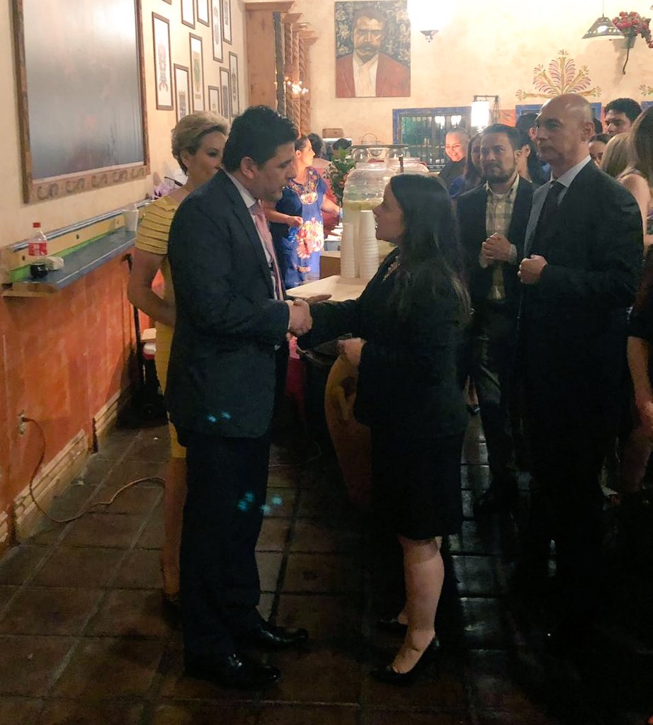 sandragamio's tweet photo. Un placer asistir al evento de bienvenida y saludar al Cónsul General de México en Phoenix @jorgem_yescas La Asociación #EXATECArizona le da la más cordial bienvenida y espera con gusto poder colaborar con usted @DesertCarmen https://t.co/CRovMqAlKU