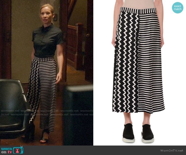 LiunaticFringe's tweet photo. #LucyLiu #RebeccaHofherr killing it tonight wardrobe wise. #hmu too #elementary #wornontv https://t.co/NQcsJB4Juo