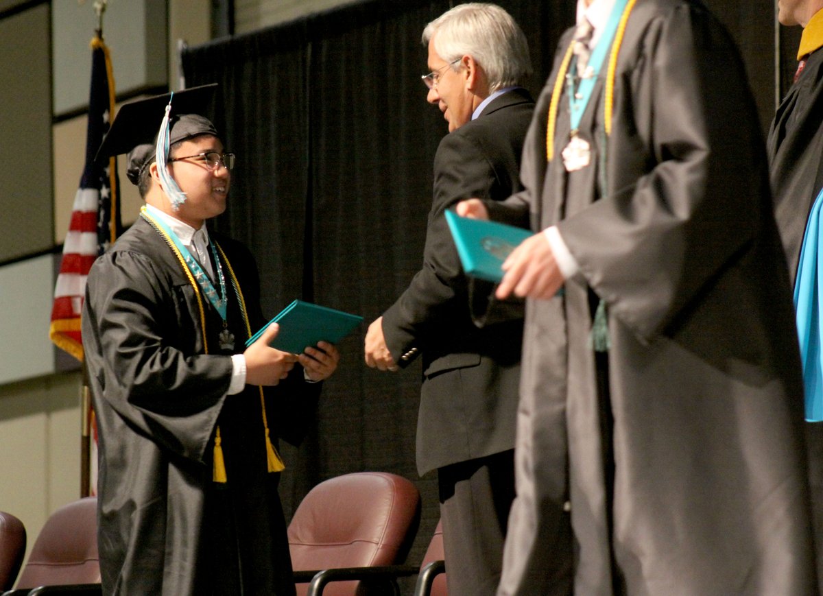 RichlandSD400's tweet photo. Our @wearedeltahs seniors have officially graduated! See more photos of them celebrating their big day: https://t.co/K7PQT9tyxf 
A recording of the ceremony will be available later on Kennewick School District's YouTube channel: https://t.co/FVXUhgeeSi #RSDawesome https://t.co/HQlhQIqsoy