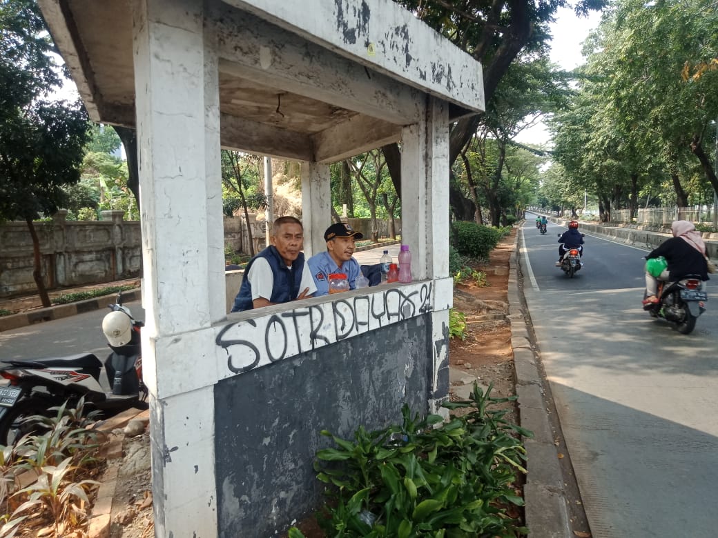 Kasie Reahbilitasi dan Pemberdayaan Sosial Bpk <a href="/an_sori1975/">Ansori</a> melakukan monitoring posko <a href="/satgasp3s/">Satgas P3S DKI</a> Js dihari ke3 idul fitri <a href="/DinsosDKI1/">Dinsos DKI Jakarta</a>