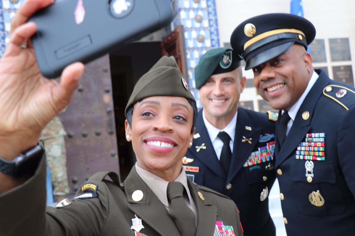 USArmyLA's tweet photo. Theresnever a bad time to take a #selfiewithasoldier when @usarec CSM Tabitha Gavia is in town! https://t.co/ryy5MiOivX